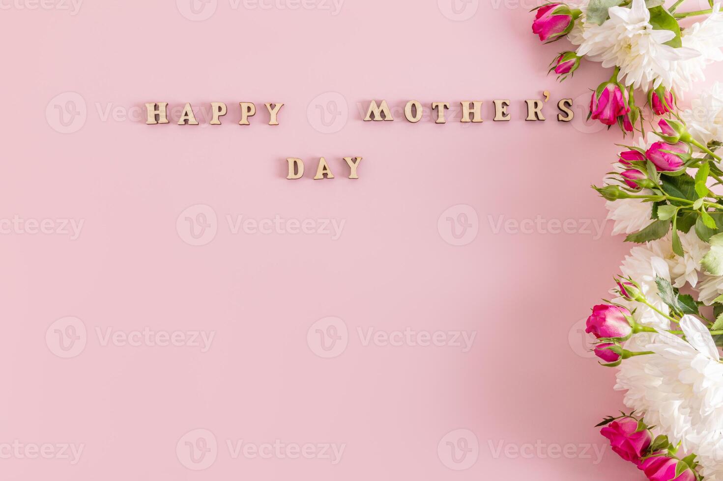 mooi feestelijk achtergrond voor Internationale vrouwen dag met delicaat wit en roze rozen en een houten kalender. grens Rechtsaf. foto
