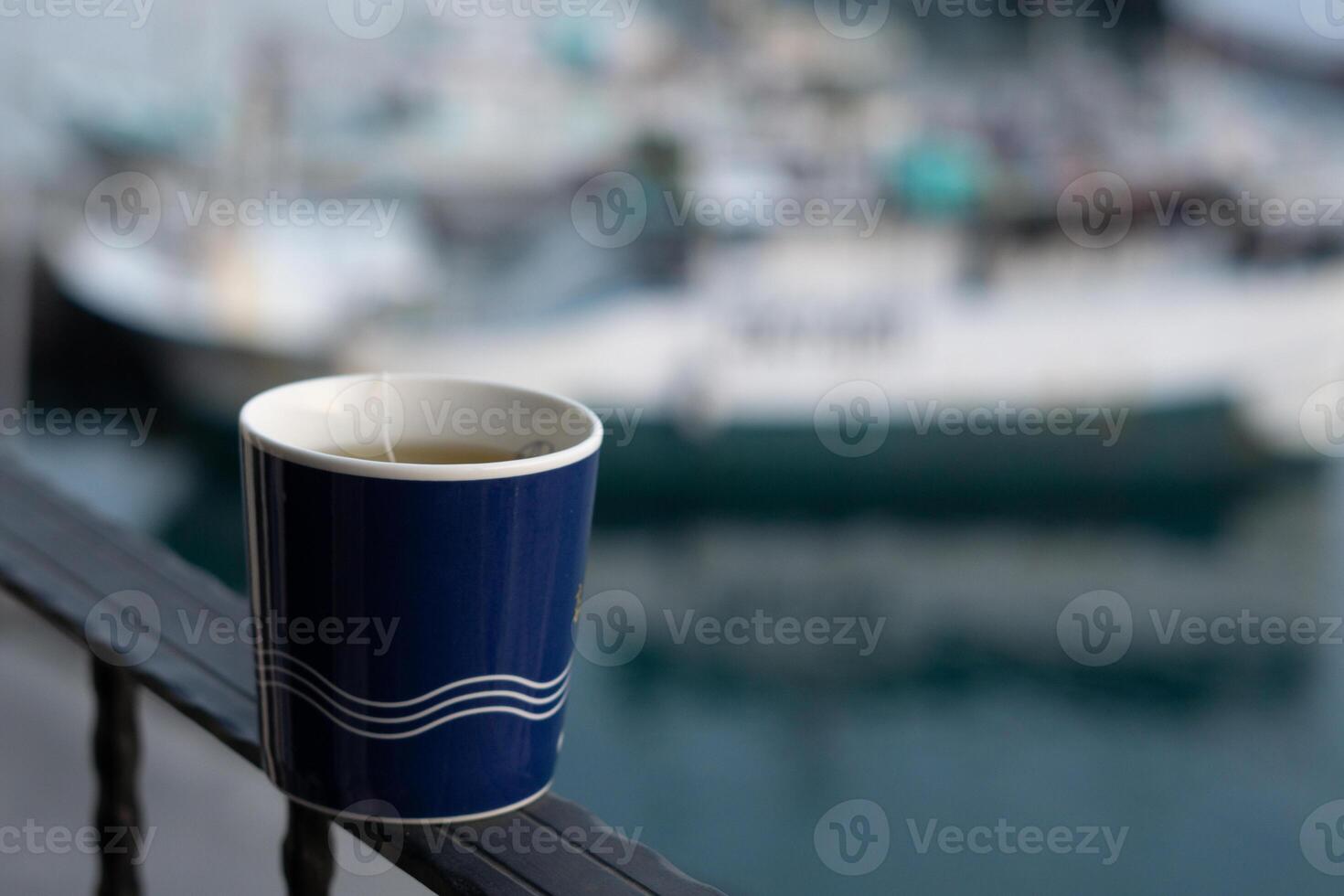ochtend- detailopname thee in mok, zonsopkomst bokeh met uitzicht haven keer bekeken in Taiwan foto