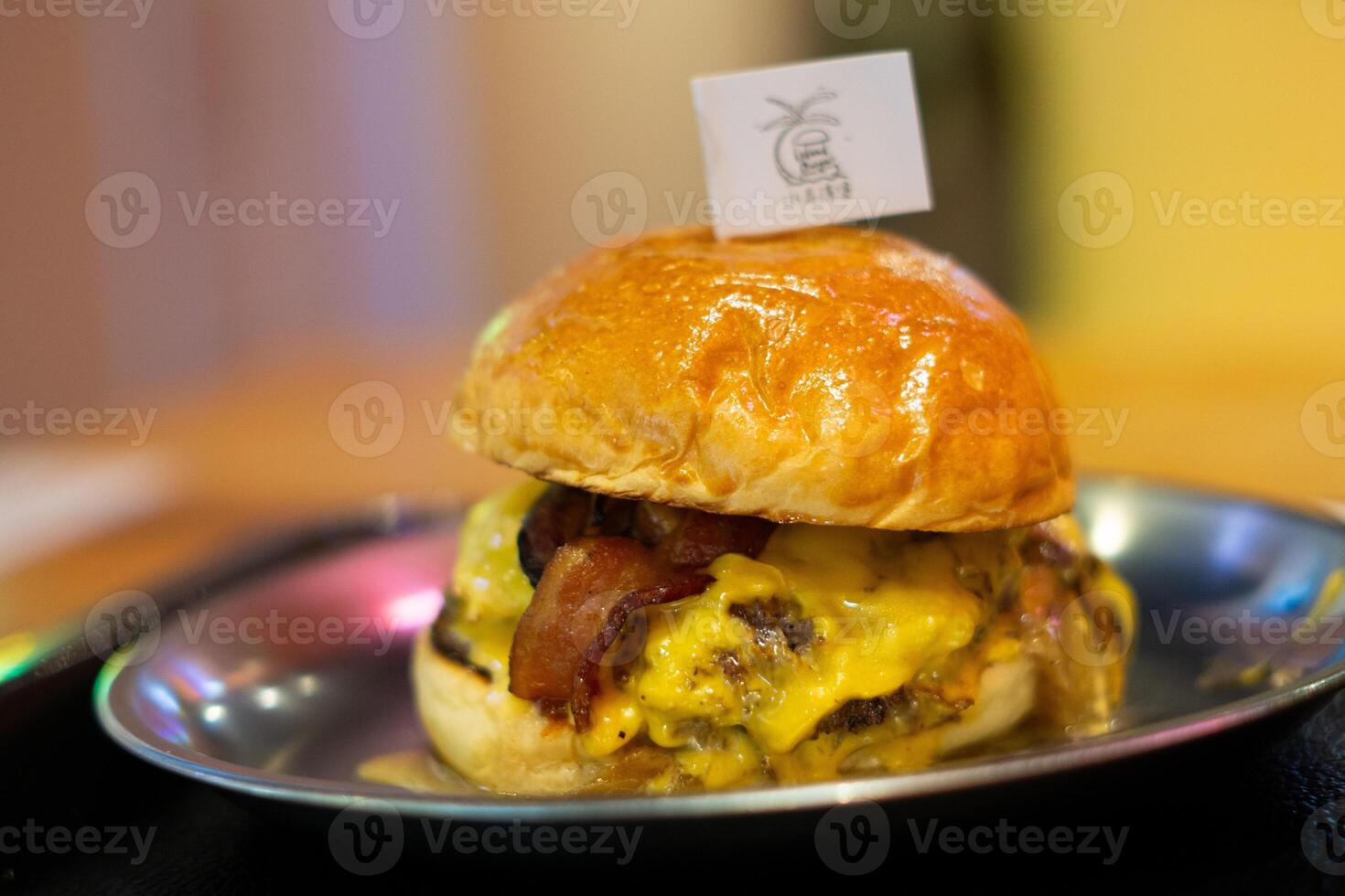 fijnproever lekkernijen, hartig cheeseburgers geserveerd Bij een knus Hamburger eetcafe foto