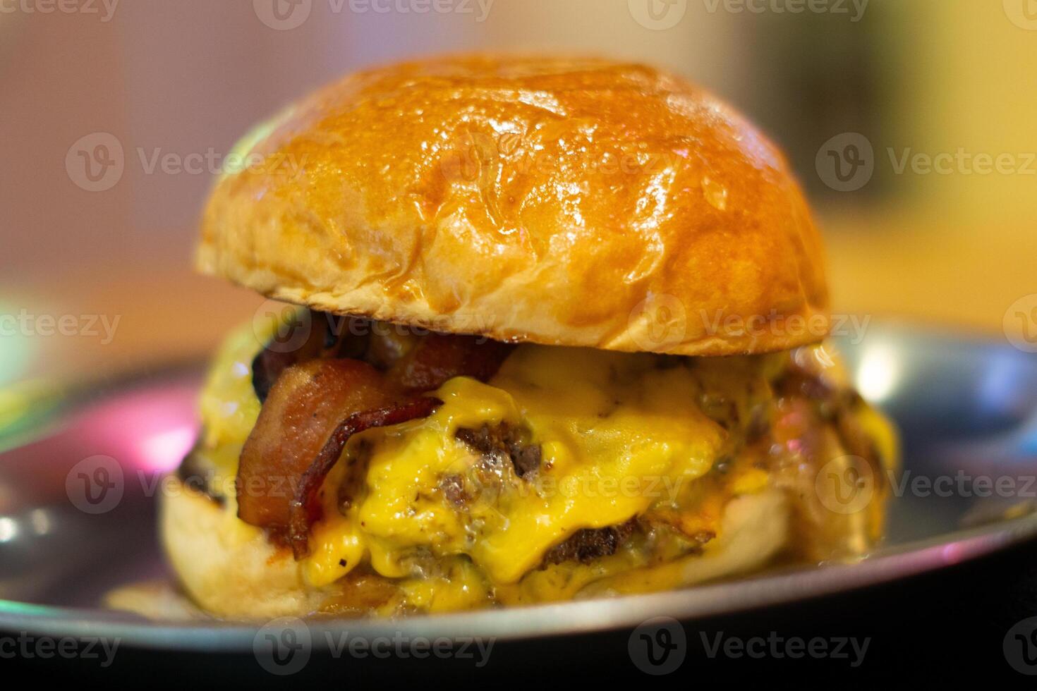 fijnproever lekkernijen, hartig cheeseburgers geserveerd Bij een knus Hamburger eetcafe foto