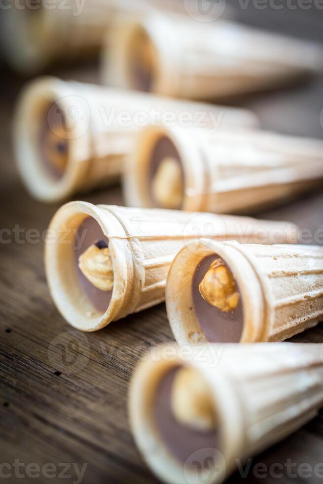 krokant wafel cups met chocola en hazelnoten foto