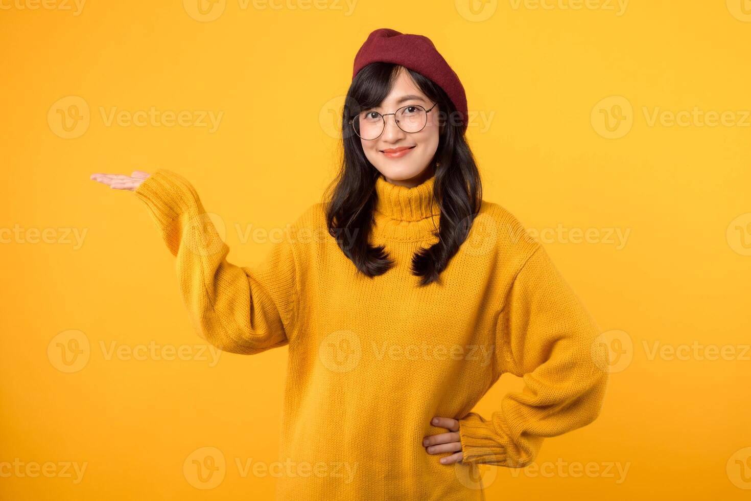 schattig Aziatisch vrouw Jaren 30 met geel overhemd richten naar kopiëren ruimte. mooi meisje model- vervelend rood baret en natuurlijk bedenken Aan geel achtergrond. foto