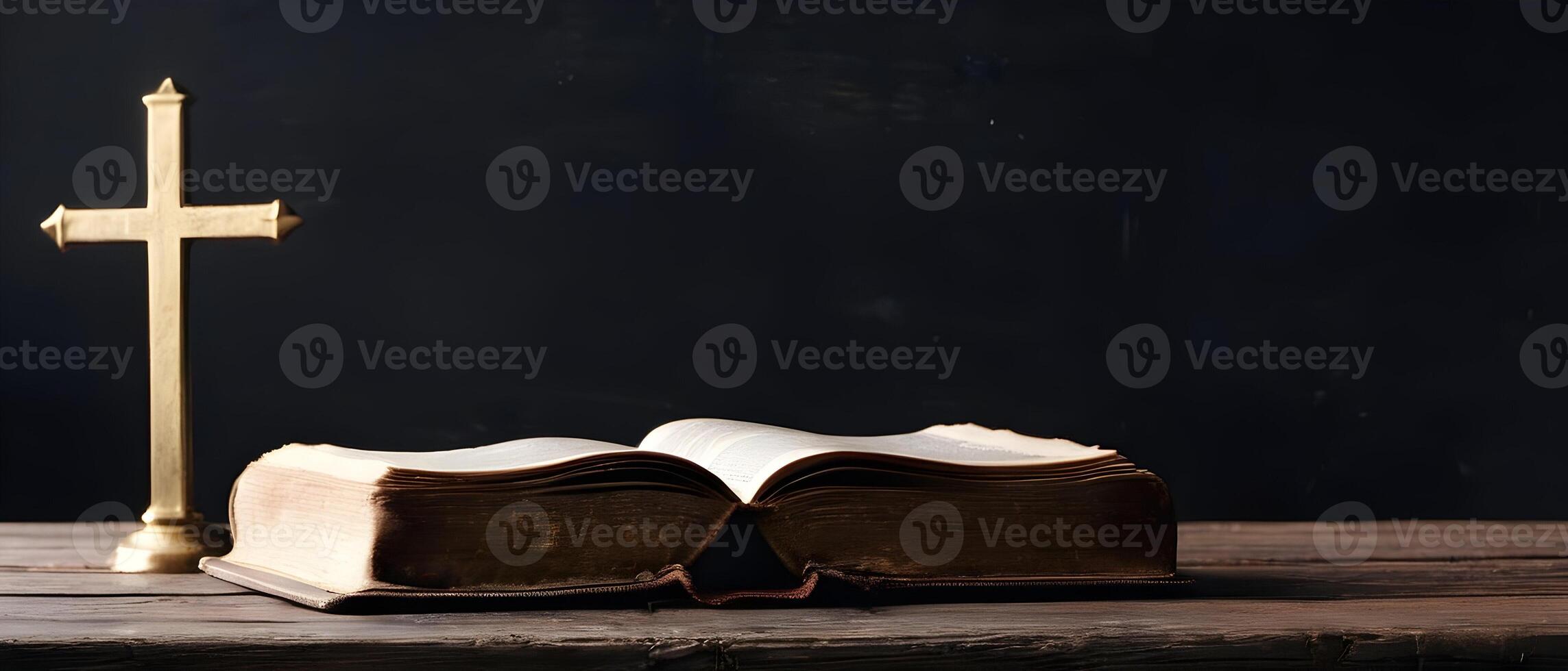 oud heilig Bijbel met gouden kruis Aan oud rustiek wijnoogst houten tafel en zwart muur. kerk geloof christen achtergrond banier panorama foto