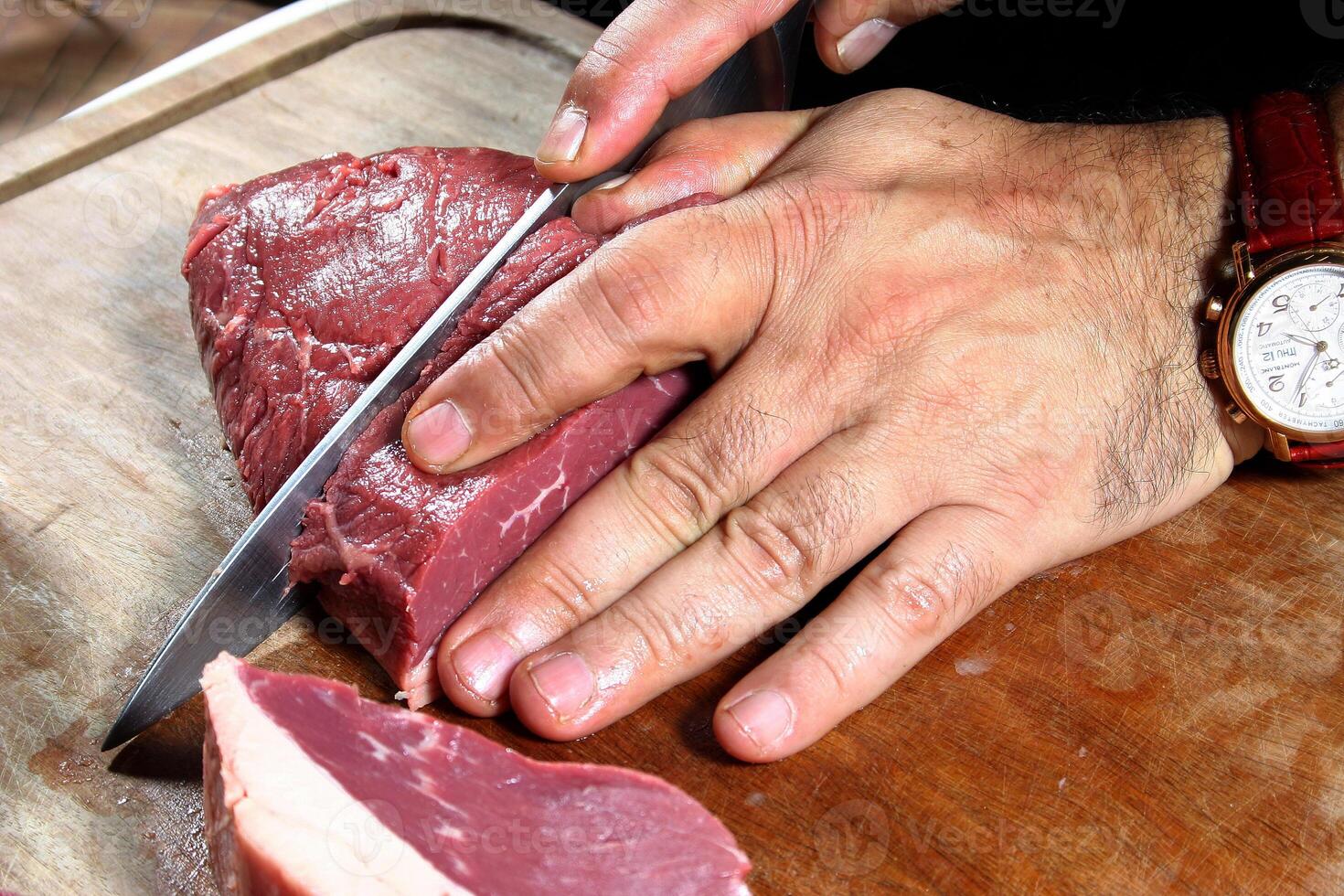 professioneel slager onderwijs stap door stap hoe naar bereiden picanha, een braziliaans besnoeiing van vlees foto