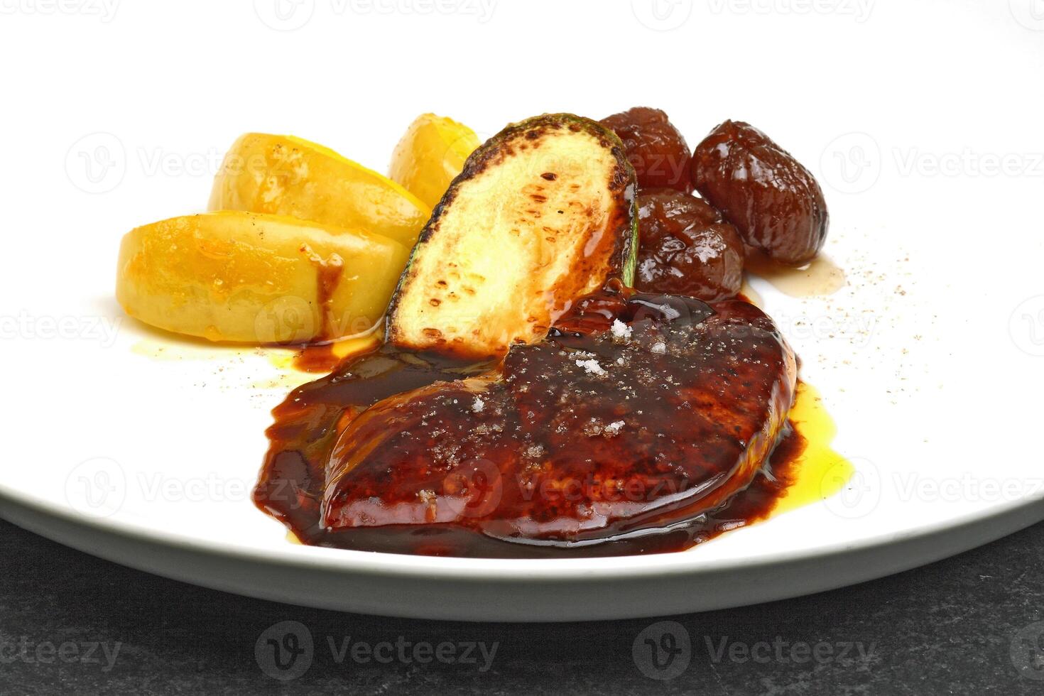 foie au gras met Portugees kastanjes en saus foto