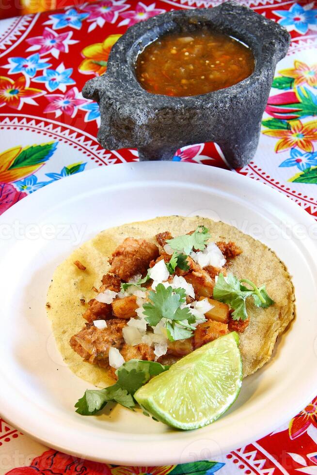 taco al pastoor, klassiek Mexicaans keuken met chipotle, paprika, uien en varkensvlees lendenen foto