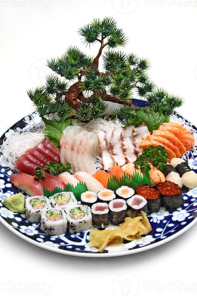 sushi en sashimi combinatie, klassiek Japans keuken foto