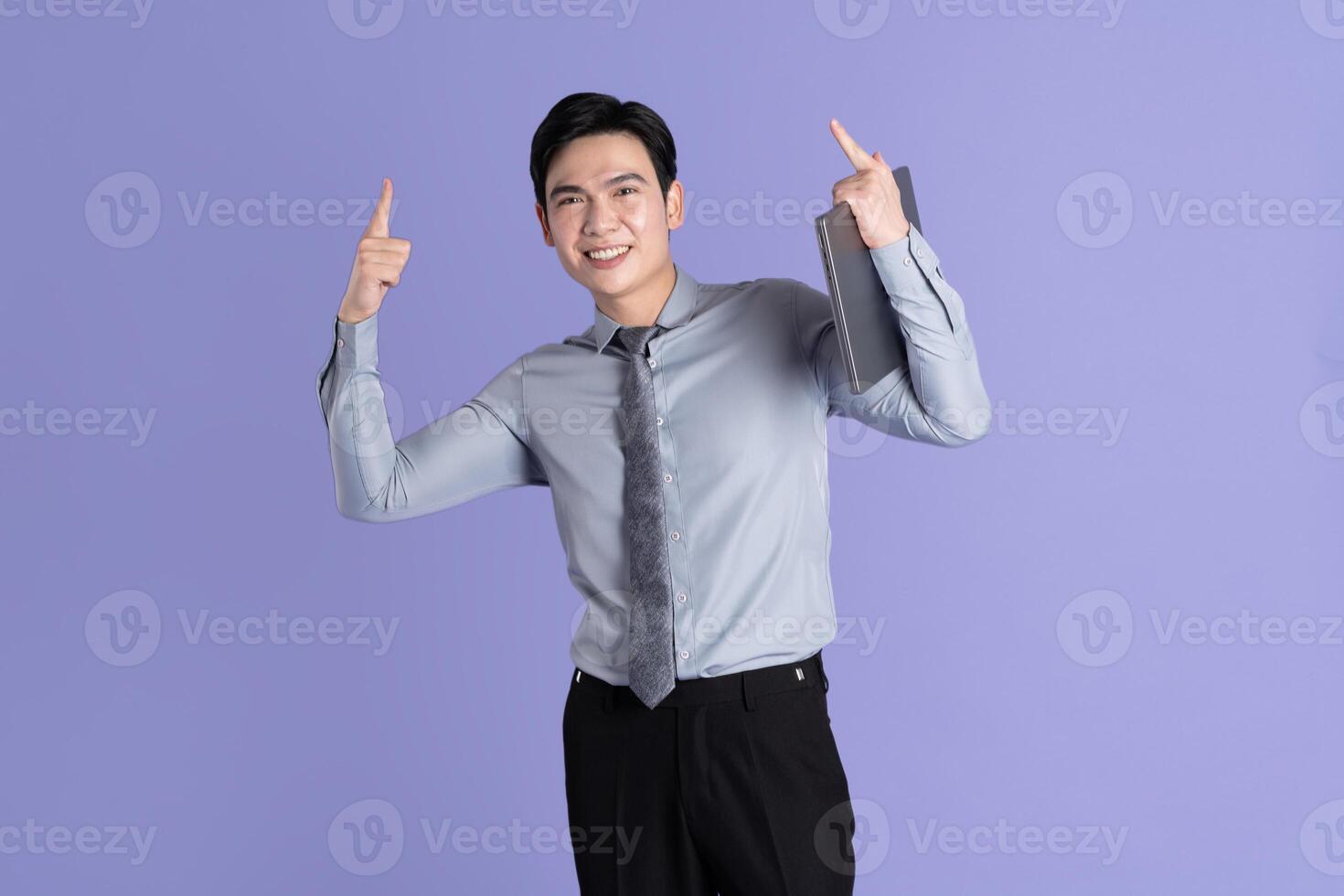 portret van Aziatisch mannetje zakenman poseren Aan Purper achtergrond foto