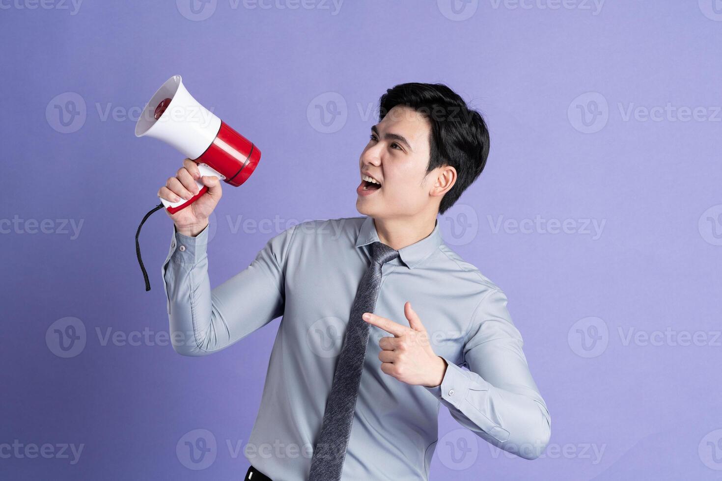 portret van Aziatisch mannetje zakenman poseren Aan Purper achtergrond foto