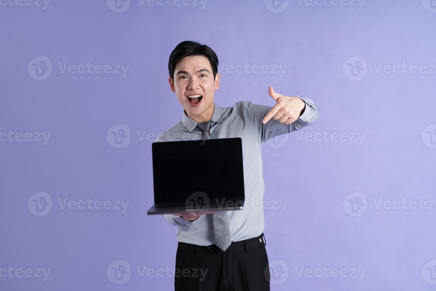 portret van Aziatisch mannetje zakenman poseren Aan Purper achtergrond foto