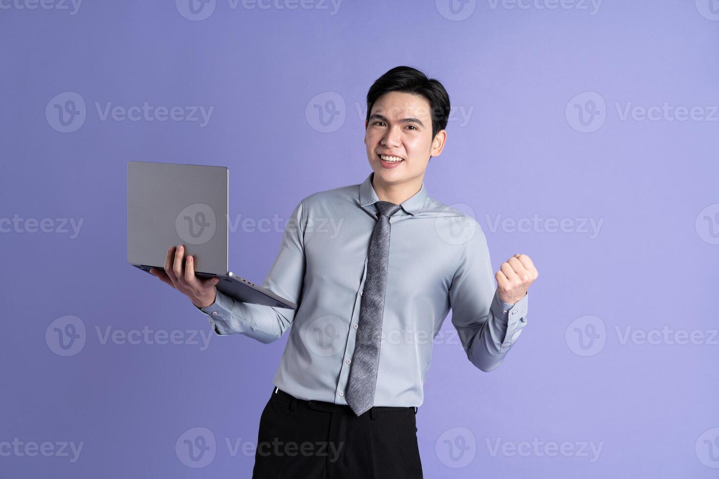 portret van Aziatisch mannetje zakenman poseren Aan Purper achtergrond foto