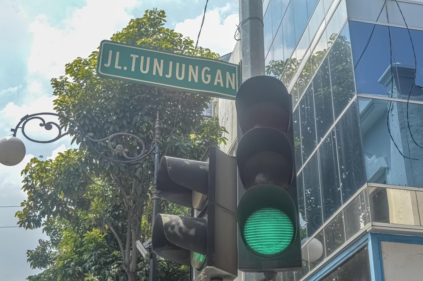 tunjungan weg teken en zebra kruispunt verkeer lichten foto