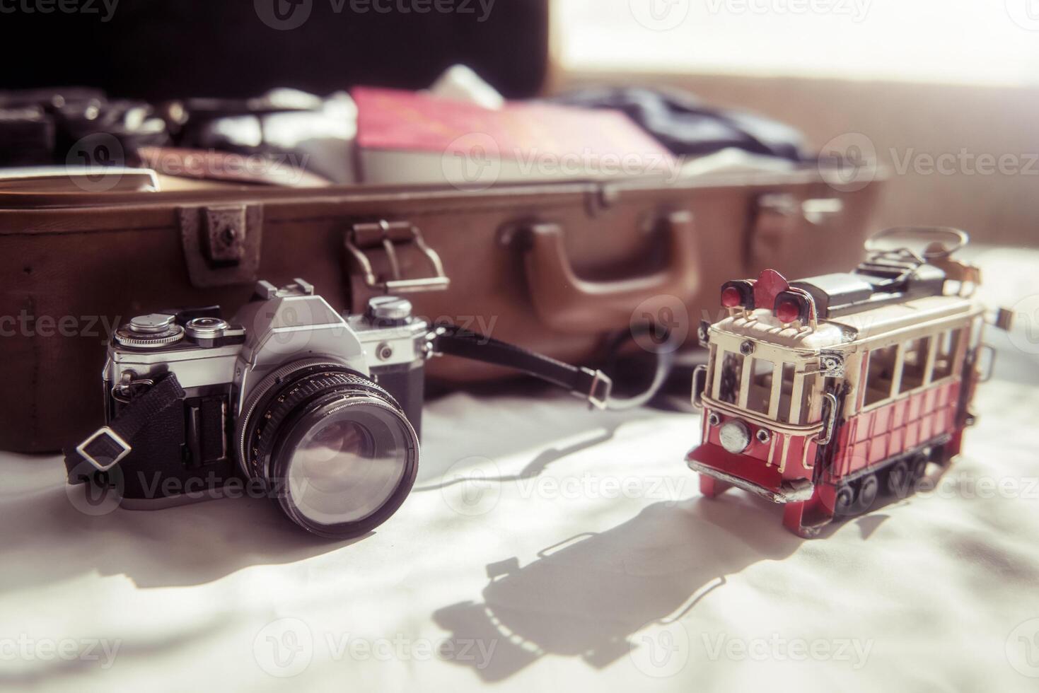 slr 35mm wijnoogst camera en reizen zak in bed kamer. voorbereidingen treffen voor op reis foto