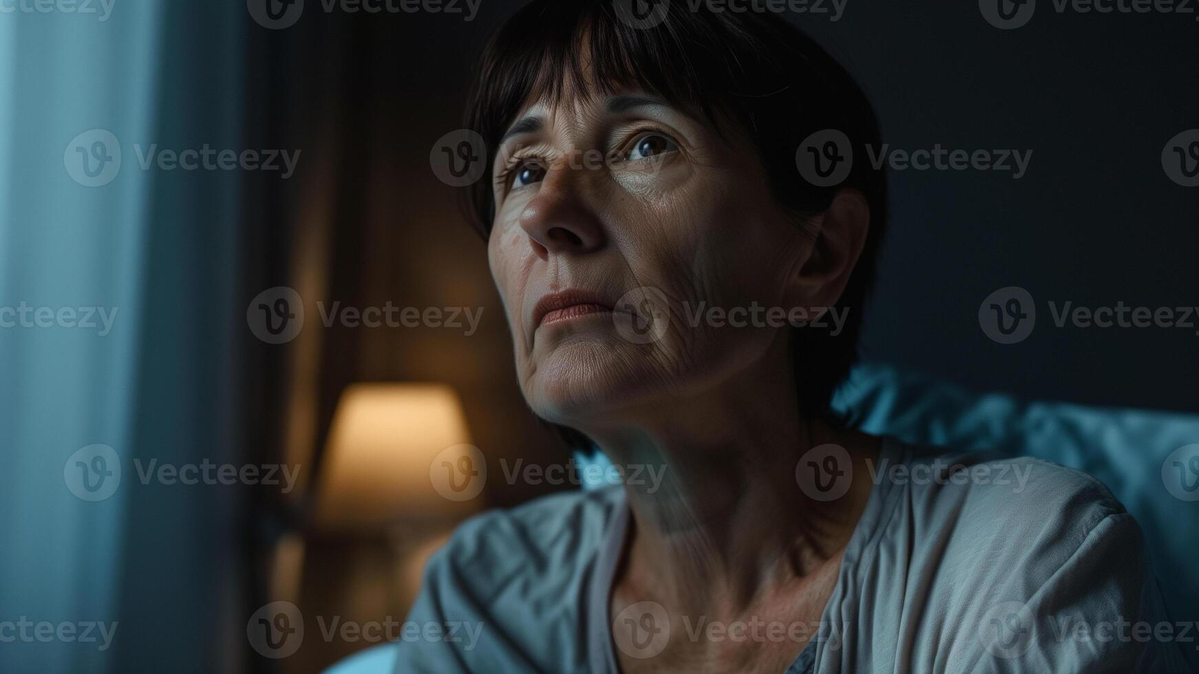 verdrietig en depressief Aziatisch vrouw zittend alleen in bed Bij nacht lijden depressie en ongerustheid gevoel ten einde raad en ten einde raad lijden pijn in mentaal Gezondheid concept foto