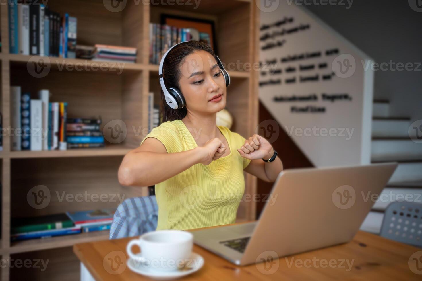 vrouw hebben conferentie Bij huis en rekken na zittend voor een lang tijd foto