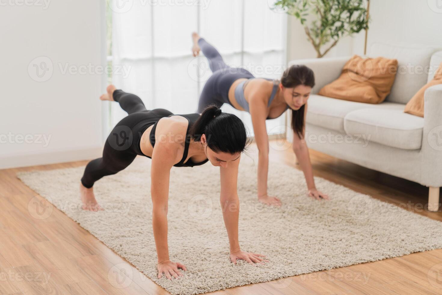 een jong fit vrouw praktijken yoga door aan het doen asana's in een helder yoga studio. yoga beoefenaar met studenten in yoga klas. foto