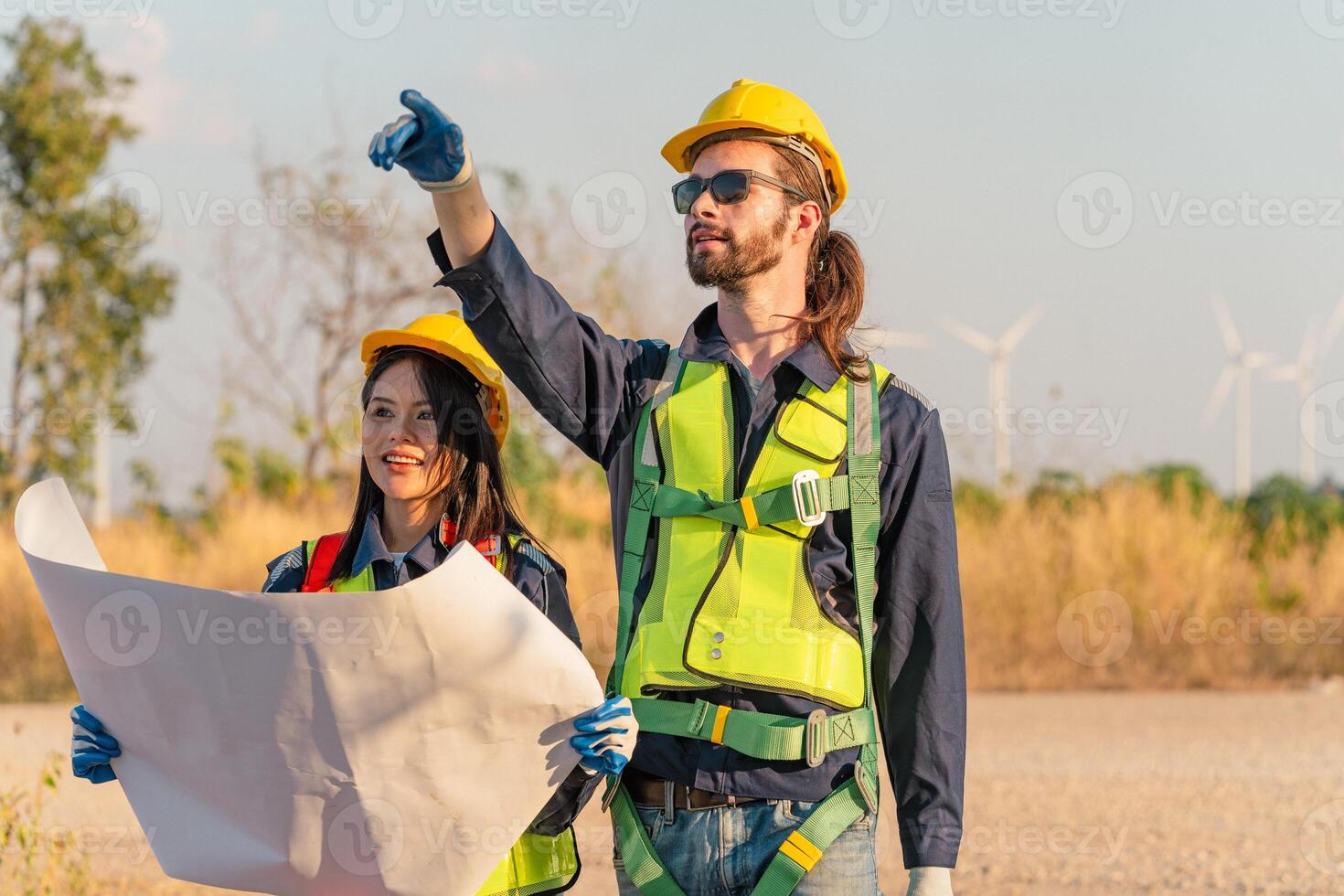 ingenieurs zijn werken met wind turbines, groen ecologisch macht energie generatie, en duurzame windmolen veld- boerderijen. alternatief hernieuwbaar energie voor schoon energie concept. foto