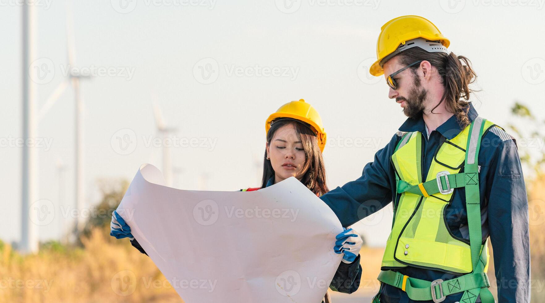 ingenieurs zijn werken met wind turbines, groen ecologisch macht energie generatie, en duurzame windmolen veld- boerderijen. alternatief hernieuwbaar energie voor schoon energie concept. foto