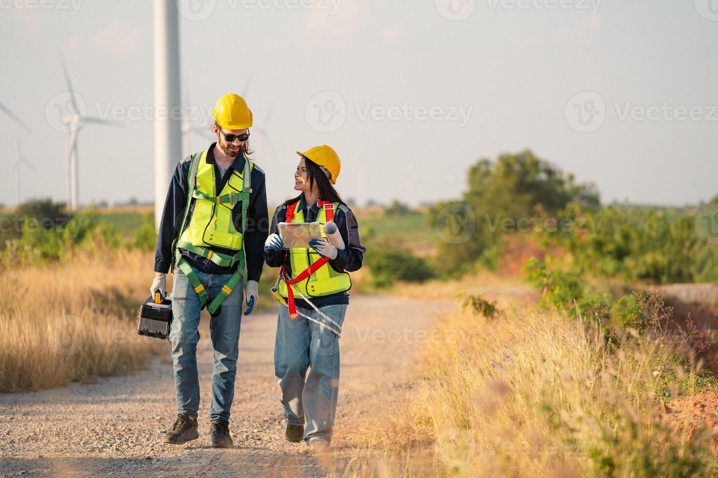 ingenieurs zijn werken met wind turbines, groen ecologisch macht energie generatie, en duurzame windmolen veld- boerderijen. alternatief hernieuwbaar energie voor schoon energie concept. foto