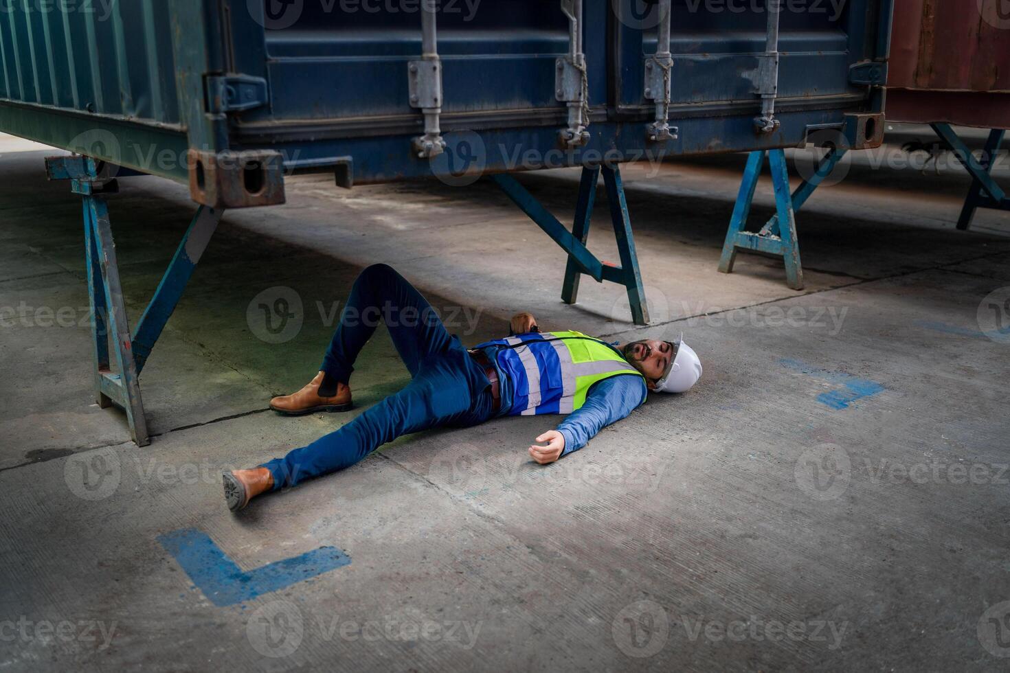 ingenieur of voorman heeft een ongeluk terwijl werken Aan houder schip. logistiek globaal importeren of exporteren Verzending industrieel concept. foto