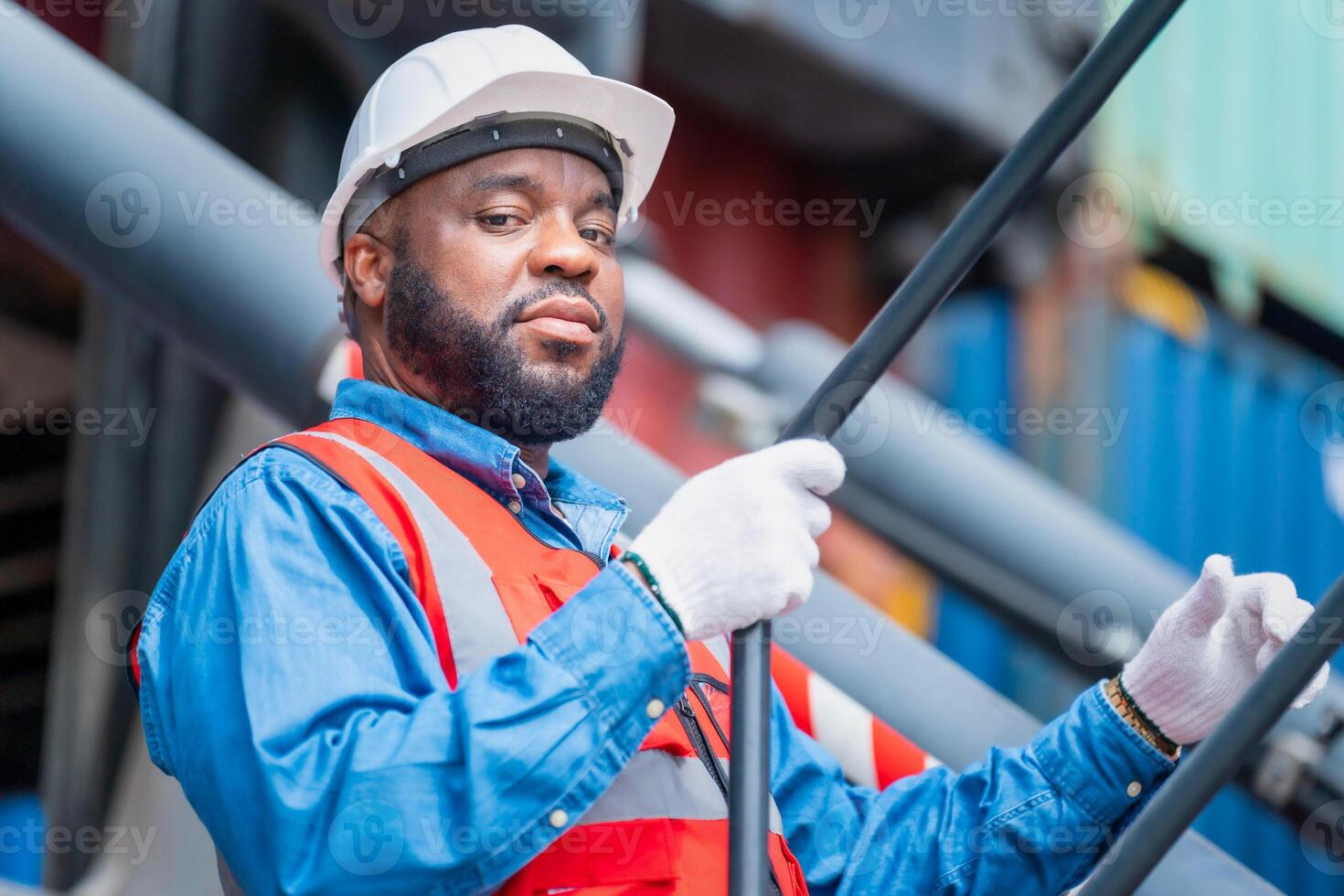 Afrikaanse ingenieur of voorman draagt ppe richten omhoog de toekomst met lading houder achtergrond Bij zonsondergang. logistiek globaal importeren of exporteren Verzending industrieel concept. foto