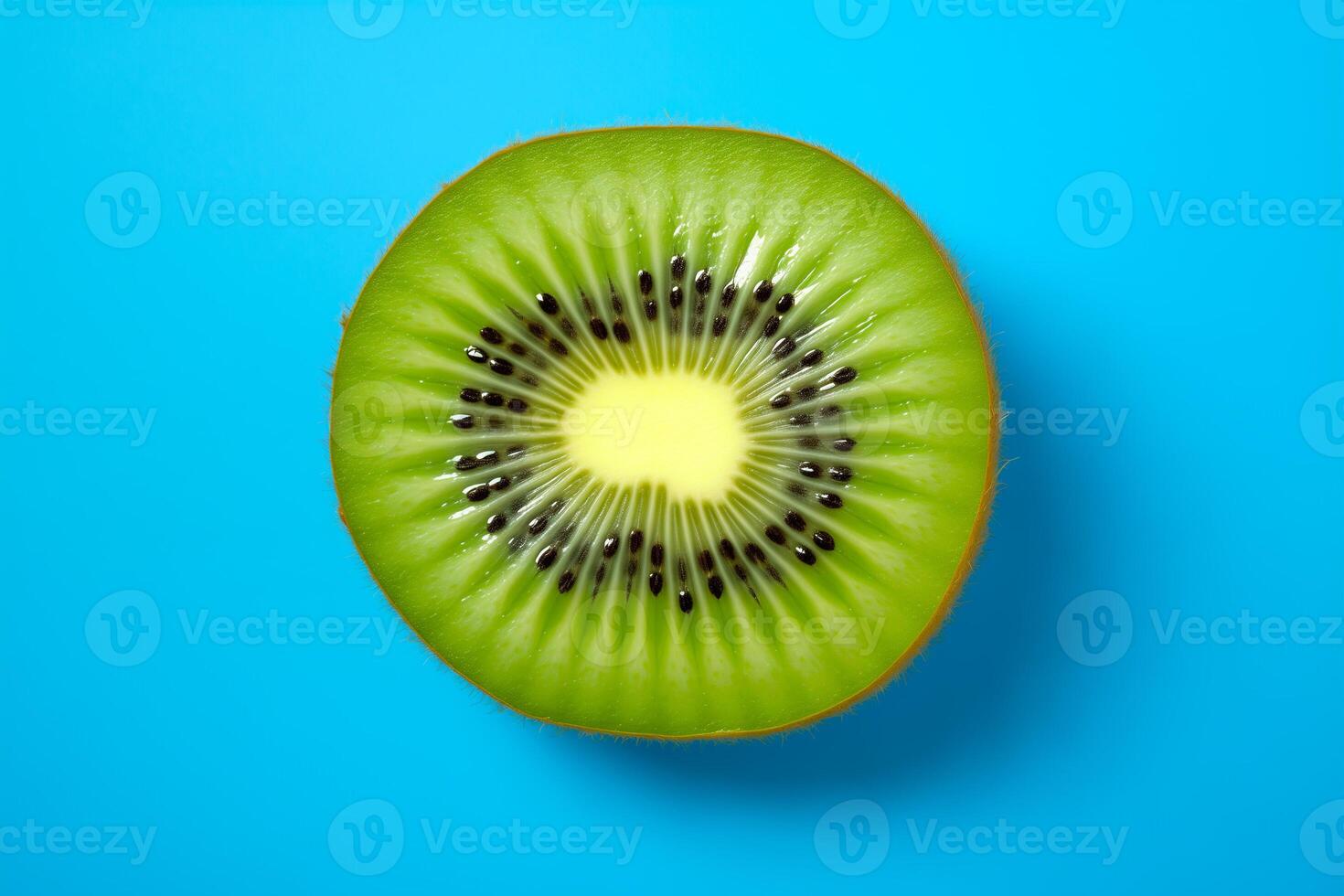 kiwi plak geïsoleerd Aan een blauw achtergrond, top visie foto