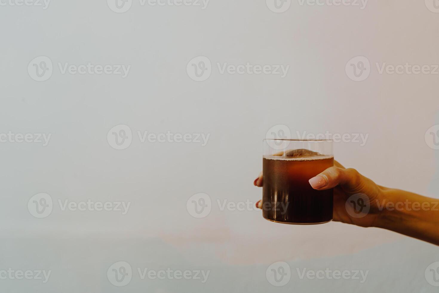 zwart koffie verkoudheid druppelen in glas foto