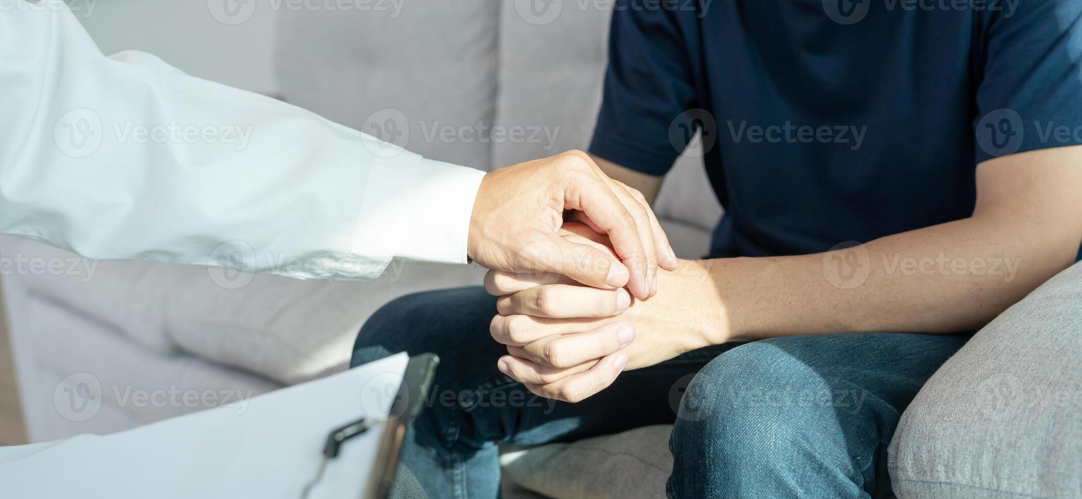 psychiater houden hand- ondersteuning elk terwijl bespreken familie problemen. dokter moedigt aan en empathie vrouw lijdt depressie. psychologisch, opslaan scheiding, hand- in hand- samen, vertrouwen, zorg foto