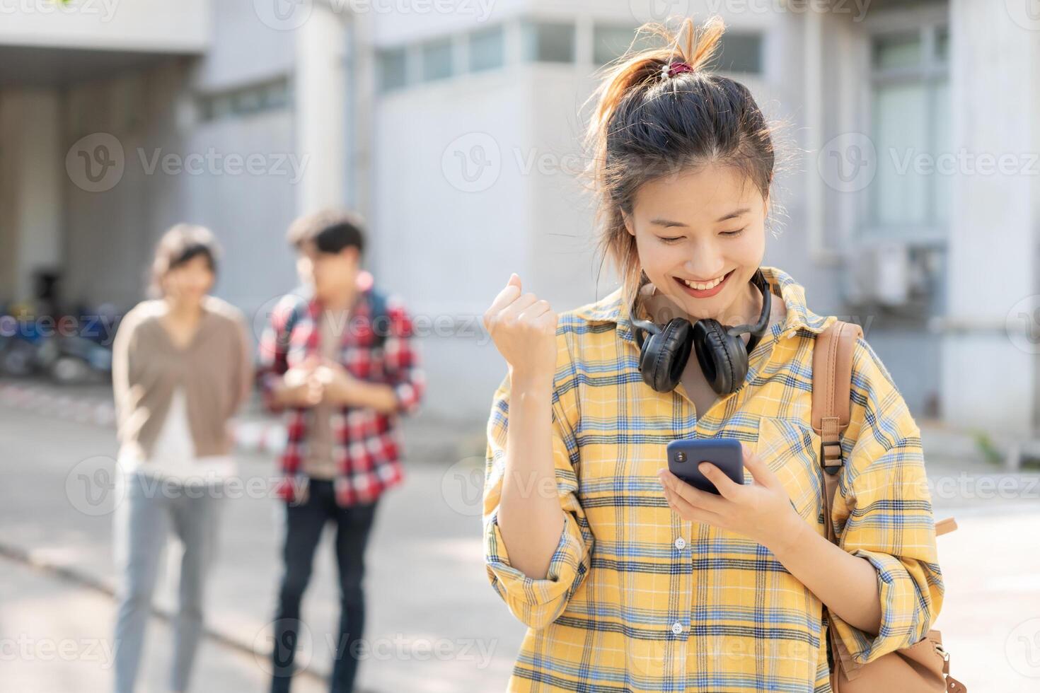 mooi leerling Aziatisch vrouw met verrassing aankondigen laatste examen. glimlach meisje gelukkig in college campus. portret vrouw Aan Internationale Azië Universiteit. opleiding, studie, school, gelukkig foto