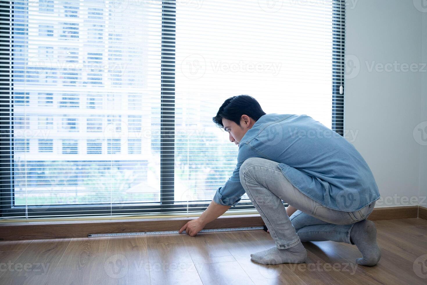 Aziatisch Mens meten en repareren huizen foto