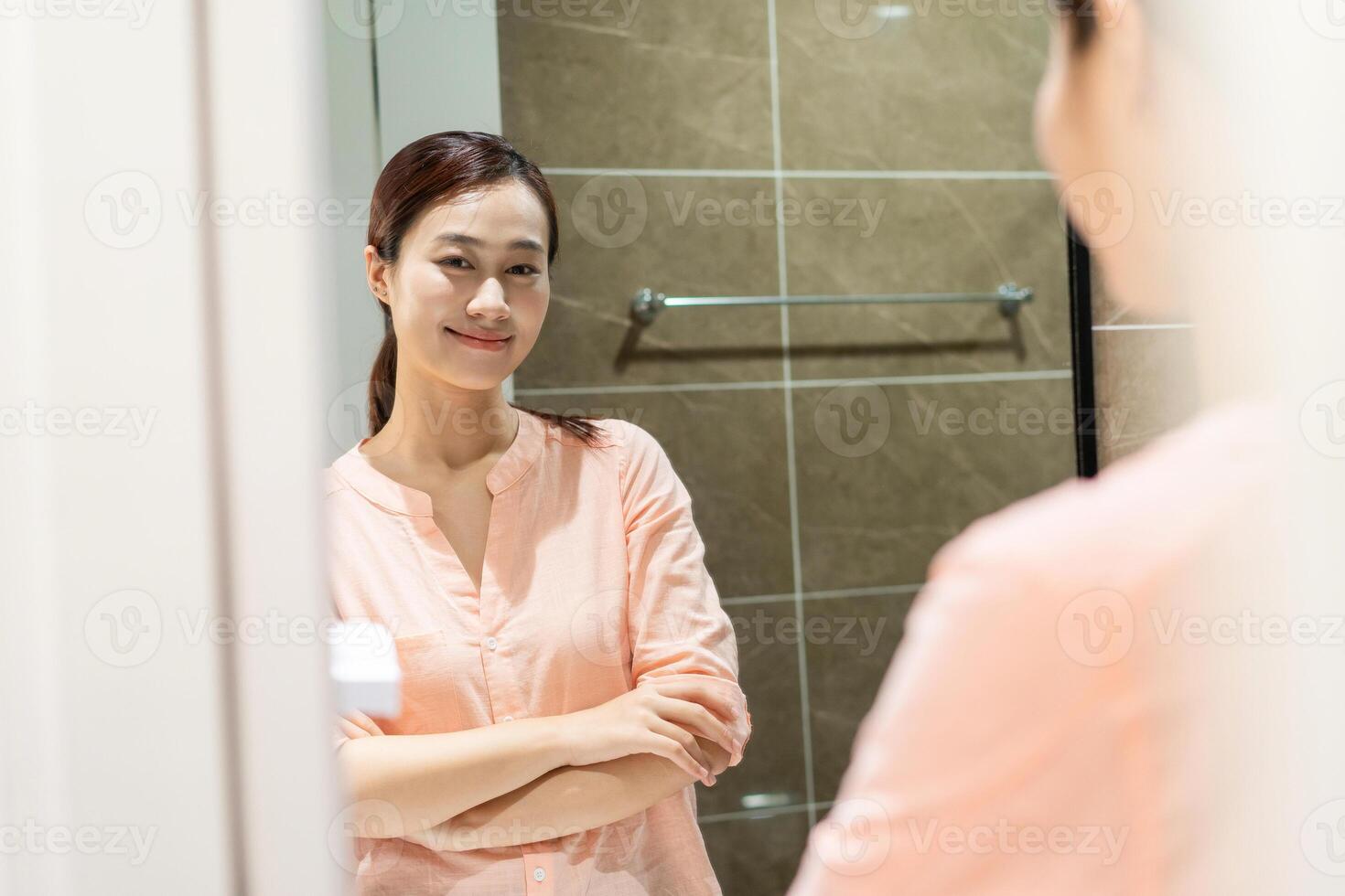 foto van jong Aziatisch vrouw in badkamer