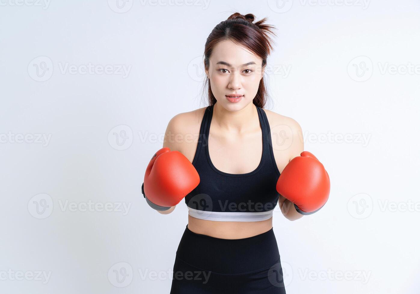 jong Aziatisch vrouw vervelend sportkleding Aan wit achtergrond foto