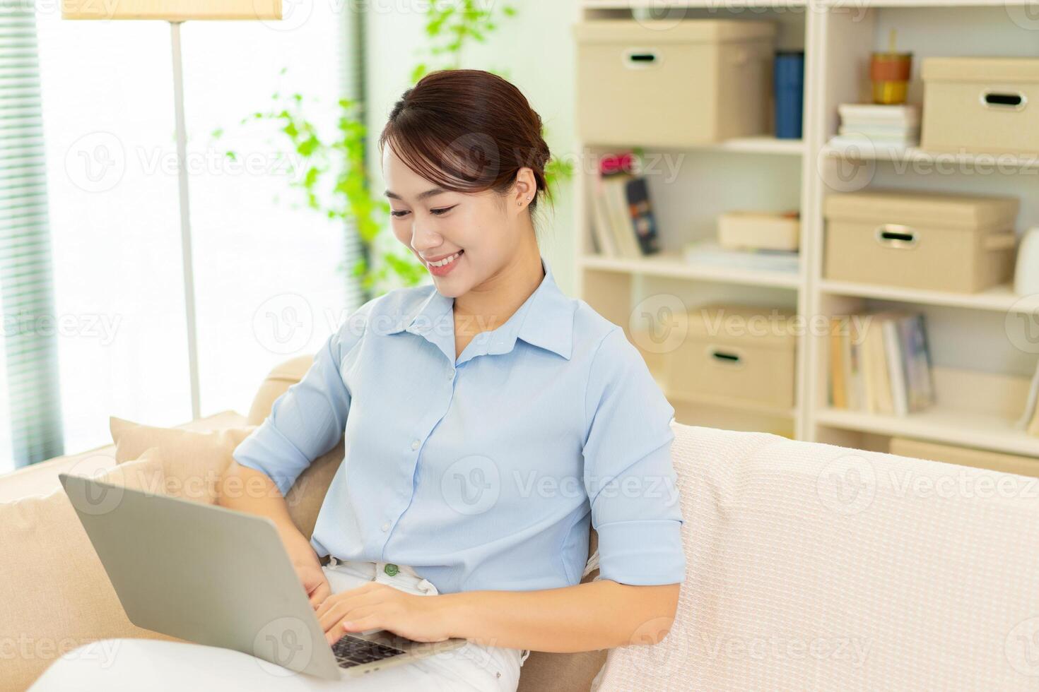 foto van jong Aziatisch vrouw Bij huis