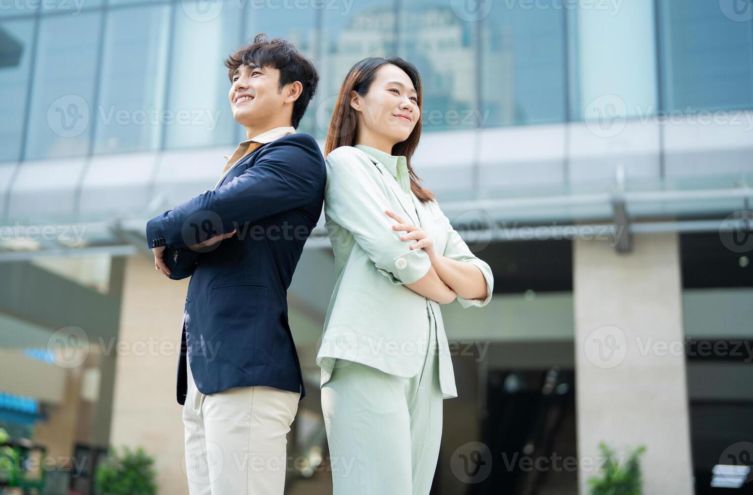 foto van twee jong Aziatisch mensen uit het bedrijfsleven