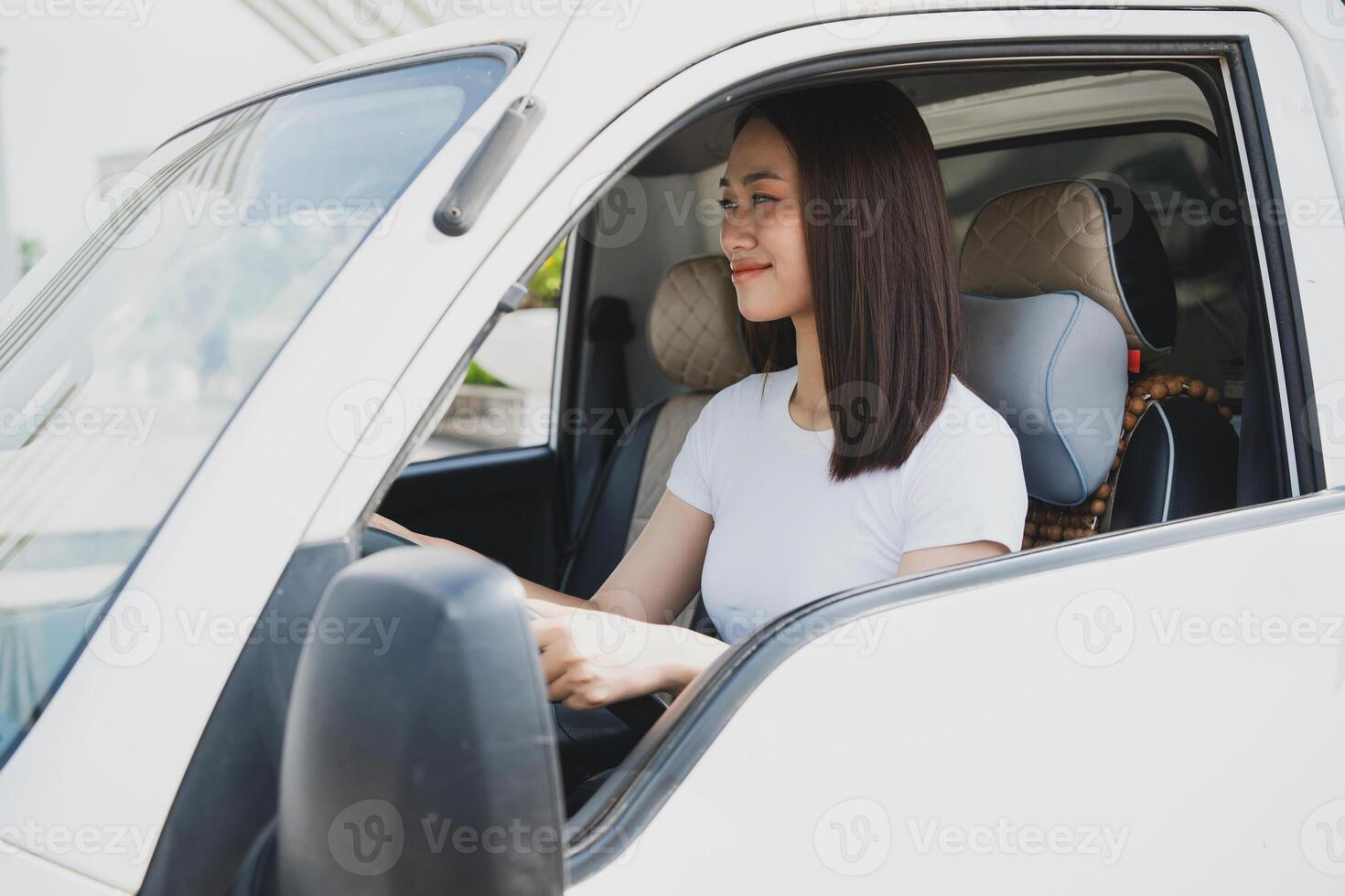 foto van jong Aziatisch vrouw met haar vrachtauto