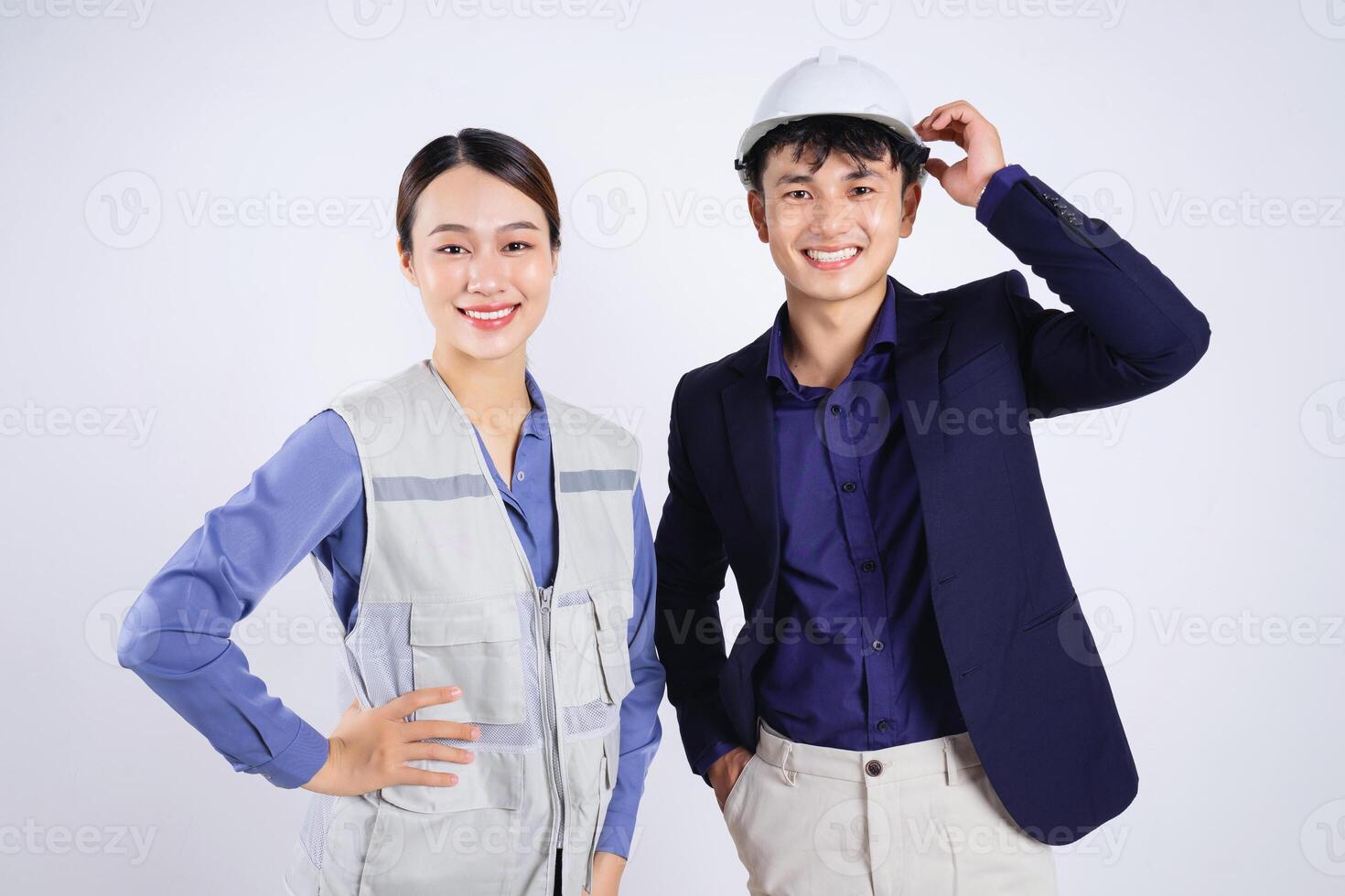 foto van twee jong Aziatisch bedrijf mensen Aan wit achtergrond