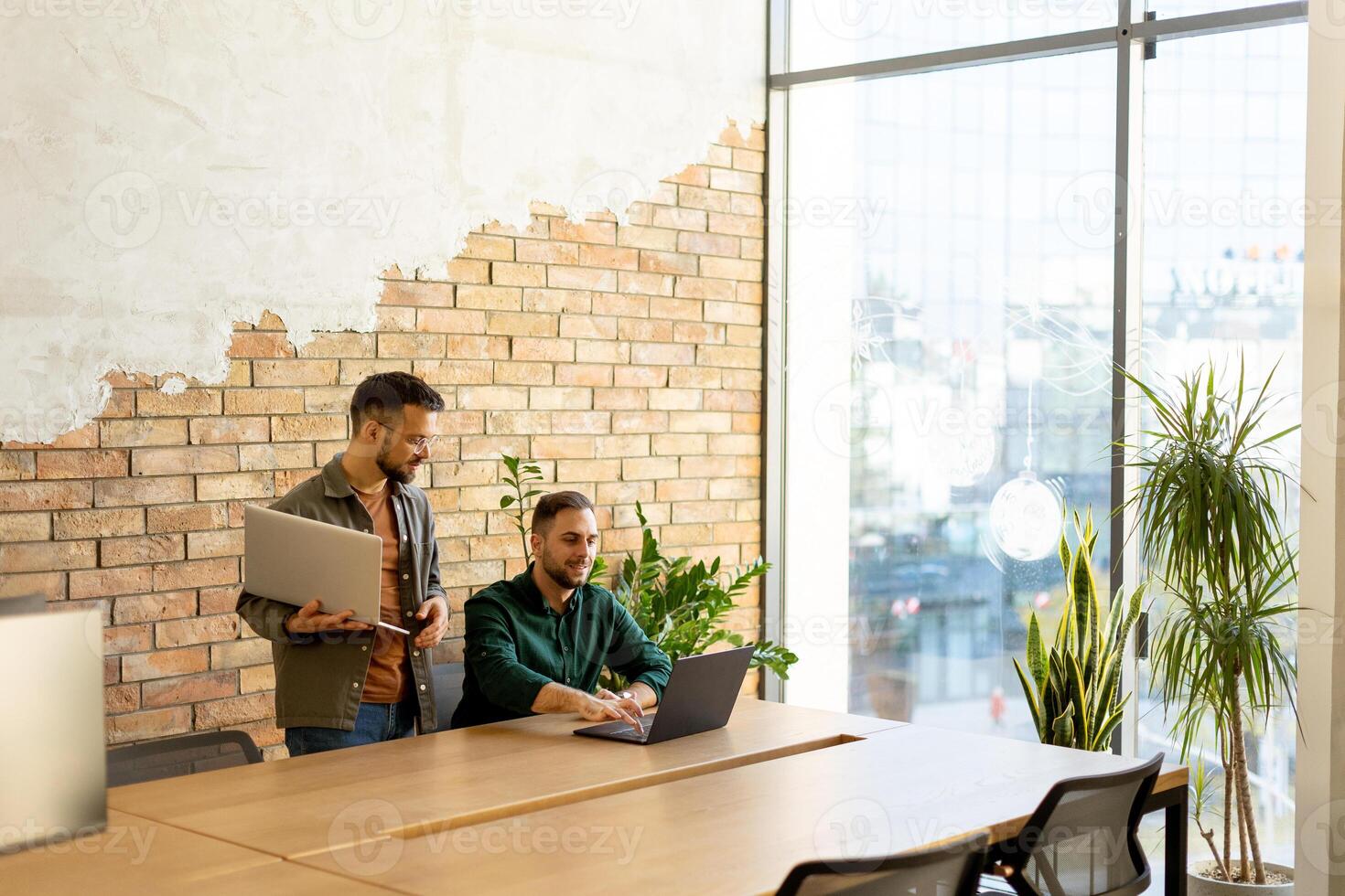 samenwerking in beweging, professionals werken samen in een modern met bakstenen muren kantoor foto