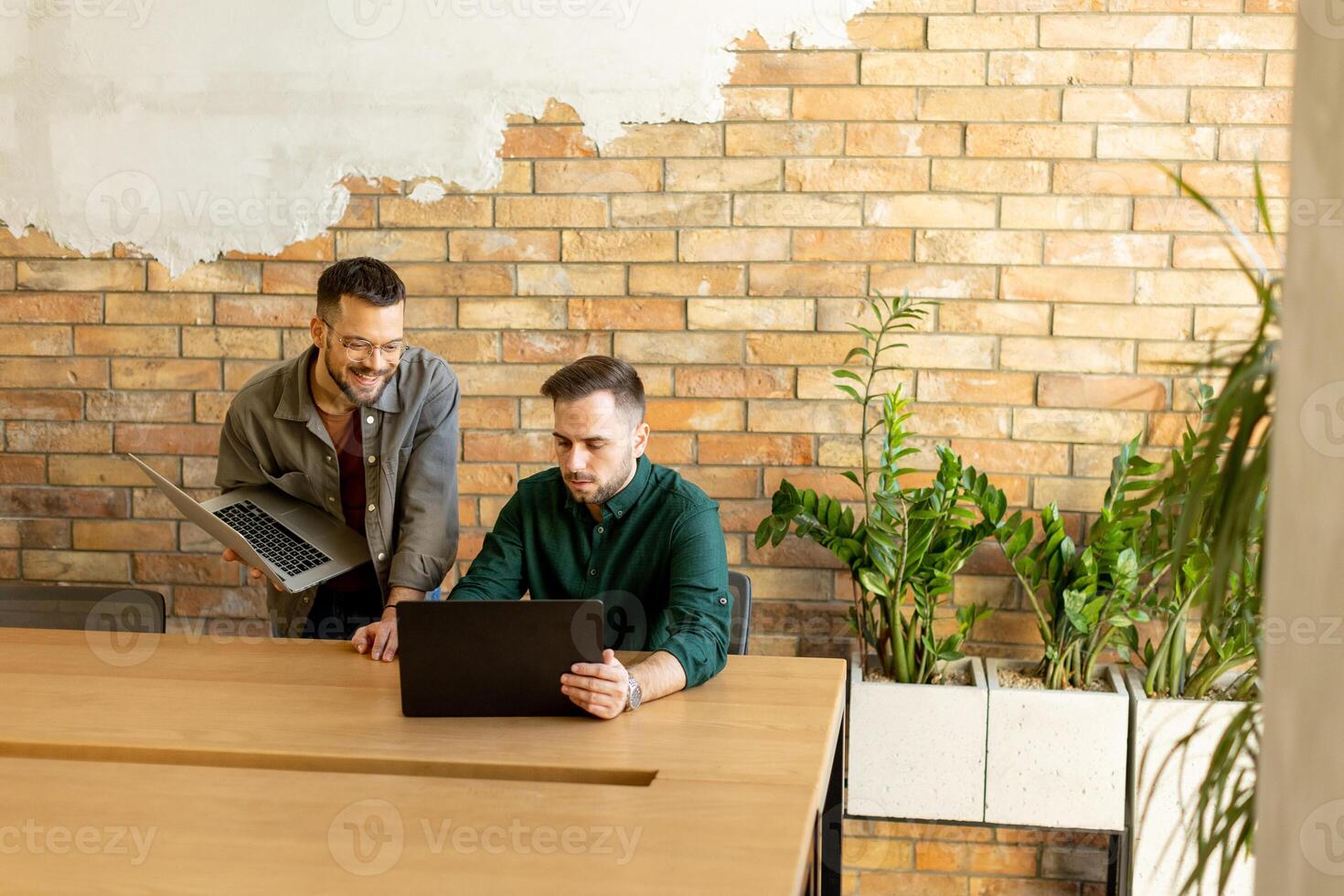 samenwerking in beweging, professionals werken samen in een modern met bakstenen muren kantoor foto