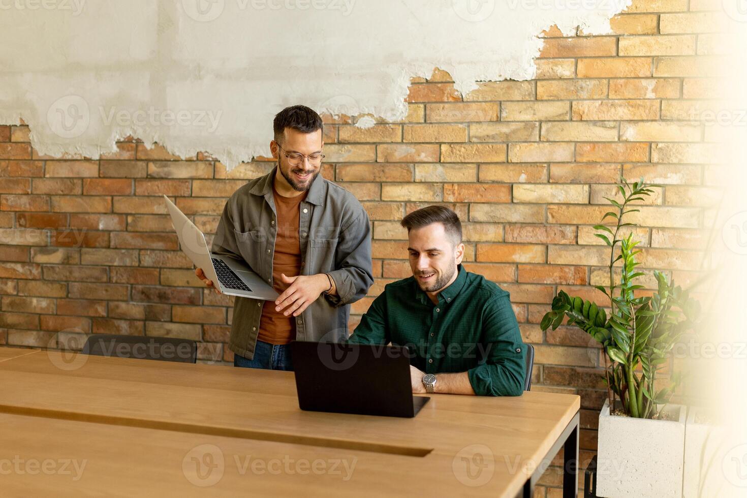 samenwerking in beweging, professionals werken samen in een modern met bakstenen muren kantoor foto