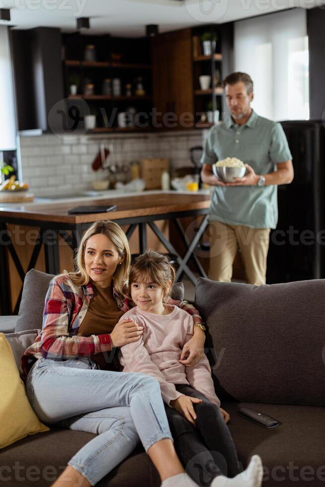 familie film nacht, verdiept in spannend scènes Bij huis foto