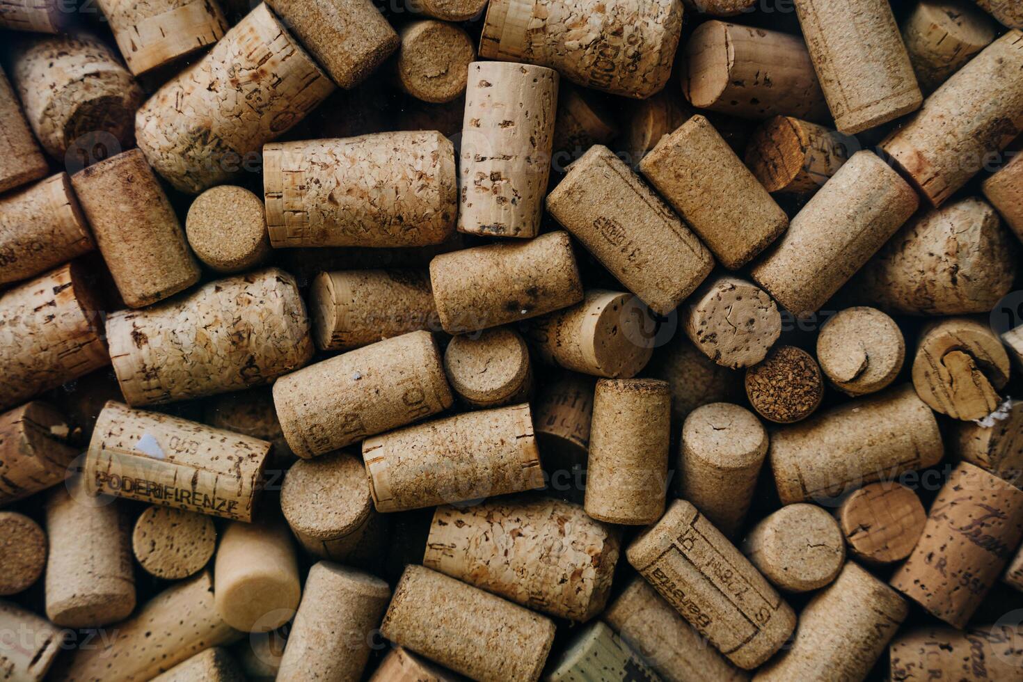 detail van oud wijn kurken in kleur wijnoogst stijl foto