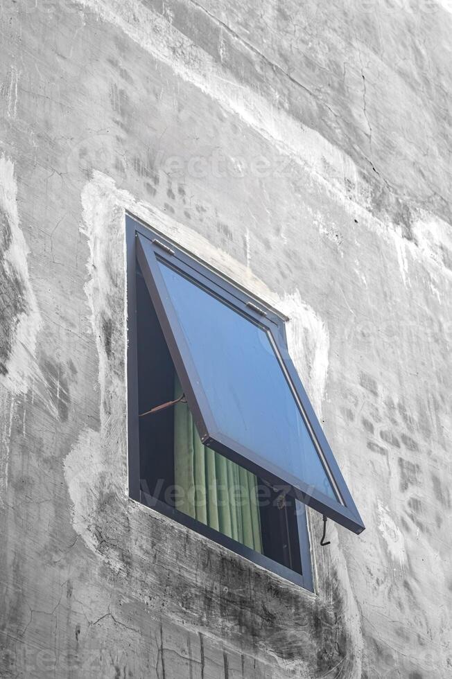 een Open minimalistische venster geïsoleerd Aan een beton muur foto