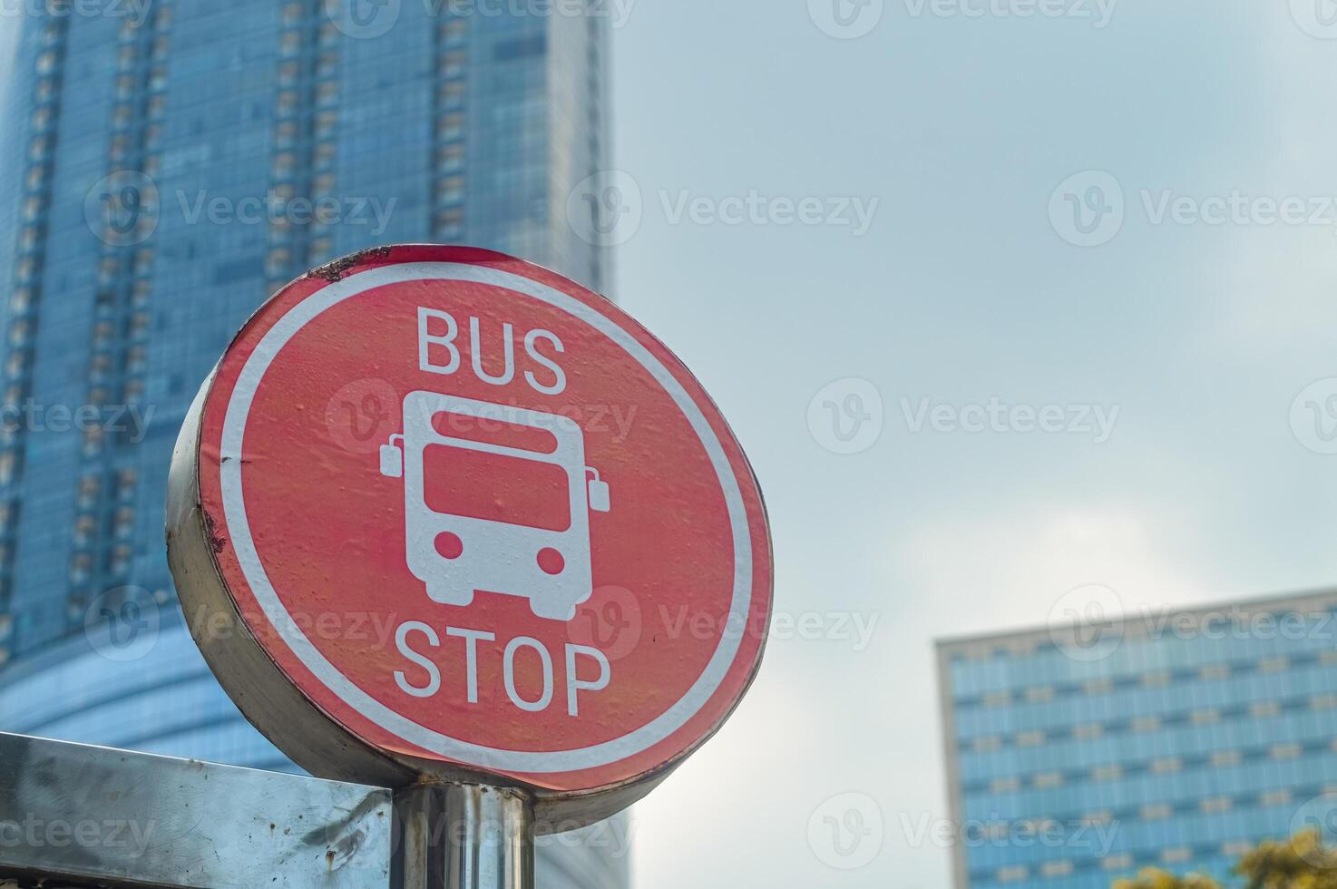 een bus hou op teken voor de suroboyo bus of trans semanggi met een stedelijk achtergrond foto