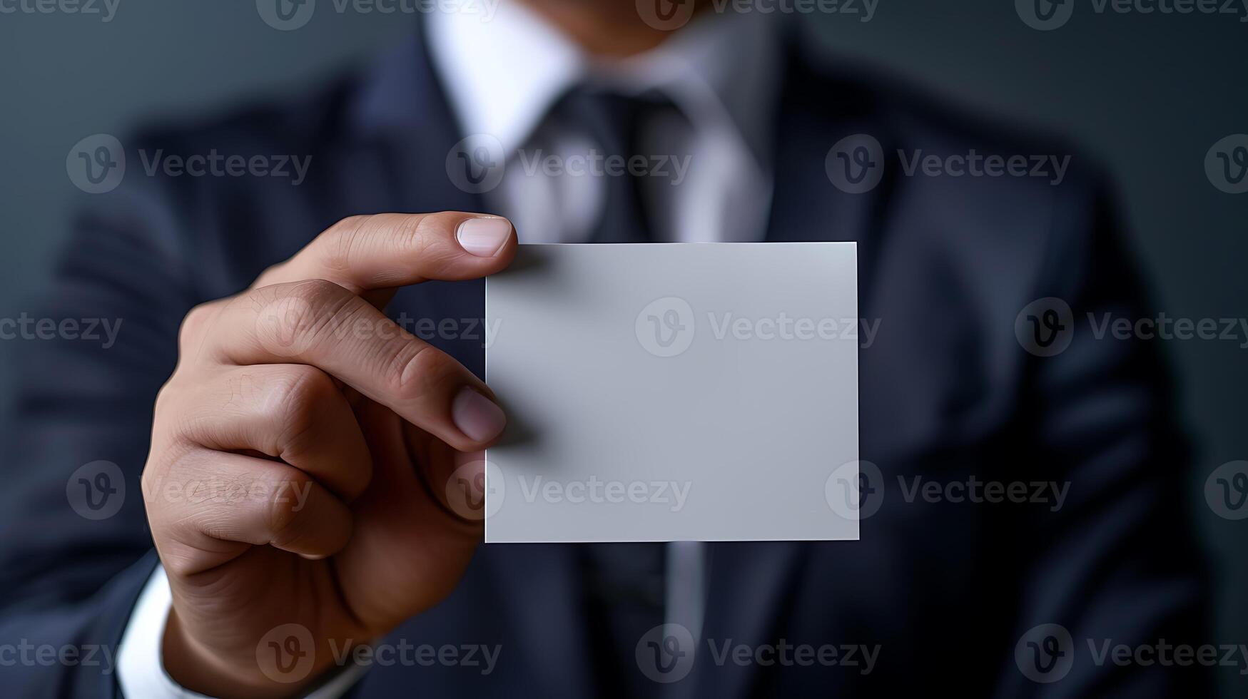 dichtbij omhoog hand- van zakenman Holding blanco wit kaart in studio foto