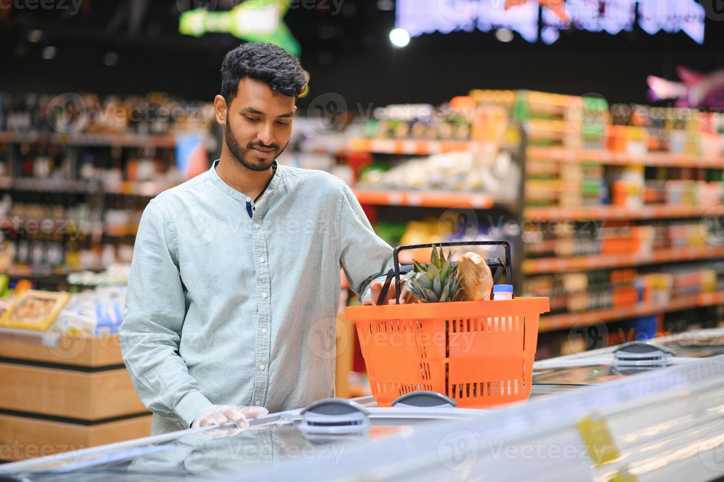 Mens Bij kruidenier op te slaan producten foto