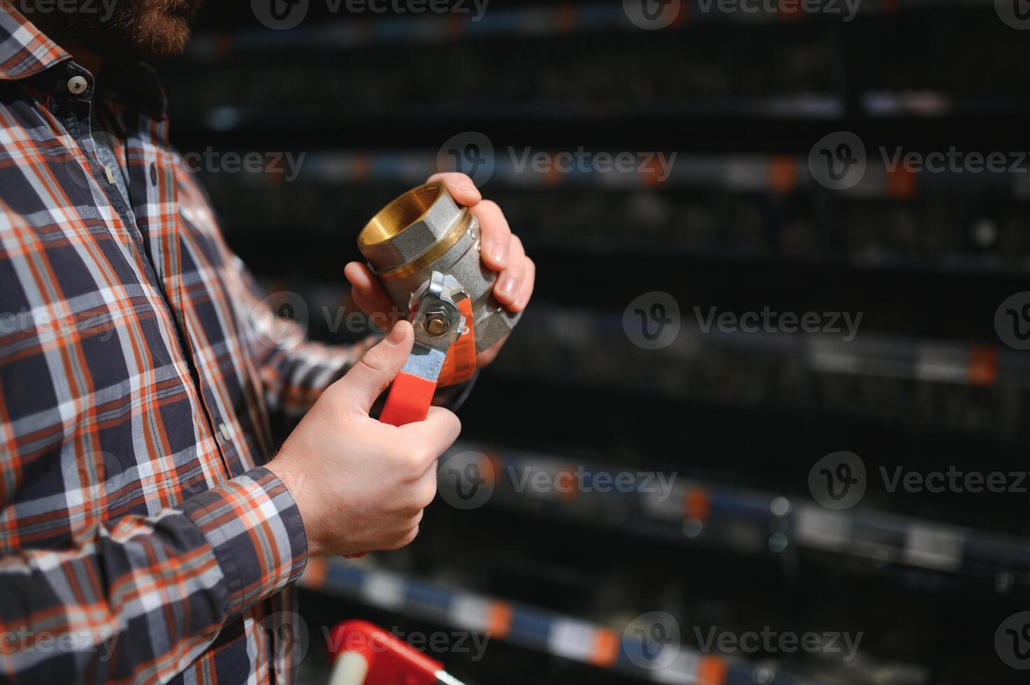 knap werkman kiezen riool pijpen staand in de buurt de vitrine van de loodgieter winkel foto