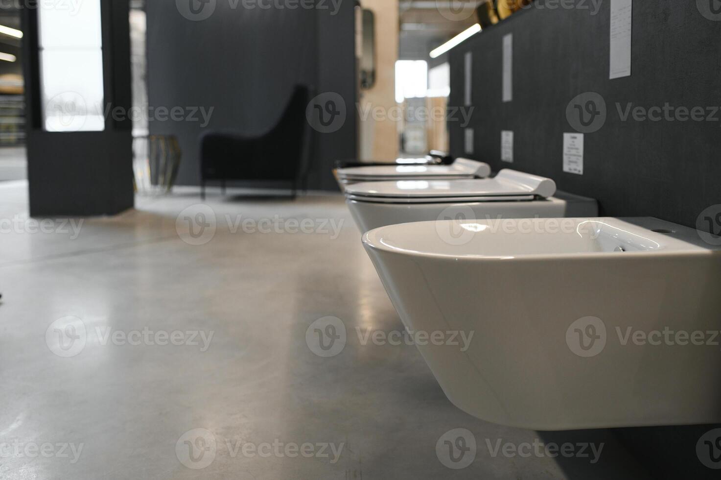 monsters van modern sanitair ware voor de toilet. nieuw modern toilet in de loodgieter op te slaan foto