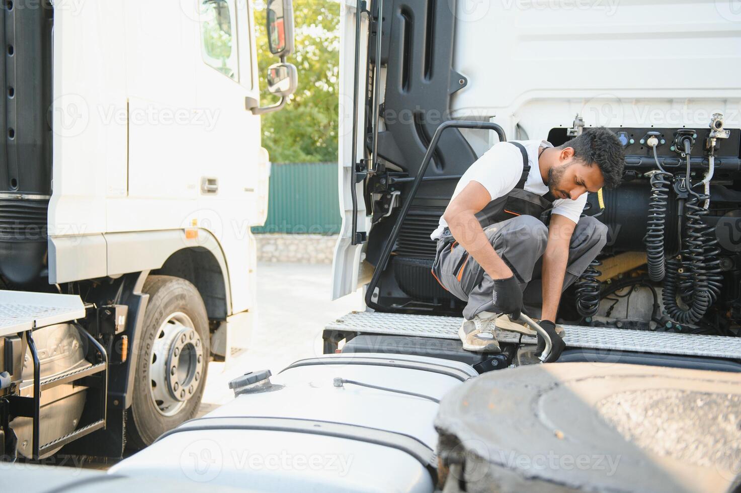 Mens in uniform. vrachtauto reparatie. auto storing foto