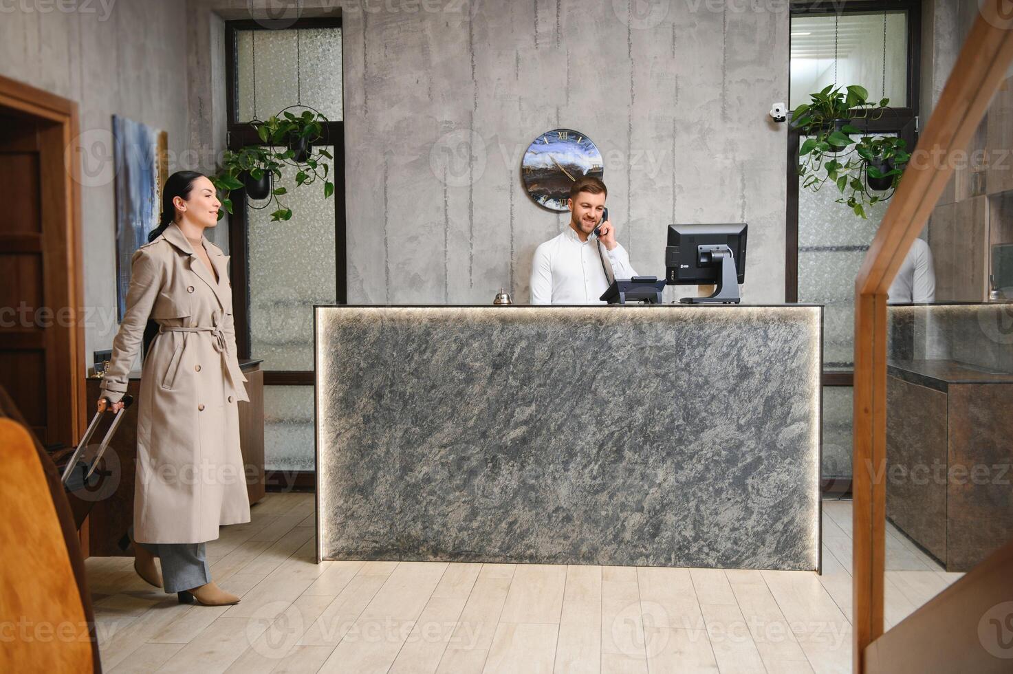 vrouw gasten komen met Tassen en koffers naar de hotel ontvangst in de lobby foto