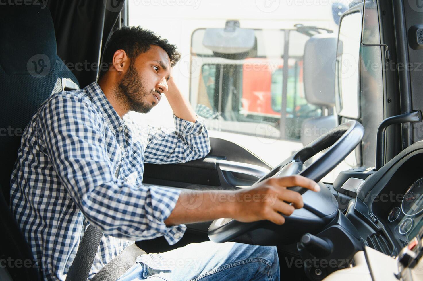 portret van moe Indisch vrachtauto bestuurder gevoel slaperig en ziek foto